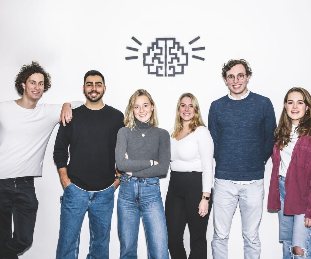 Het team van Brainboost docenten en tutors poseert samen voor het Brainboost logo